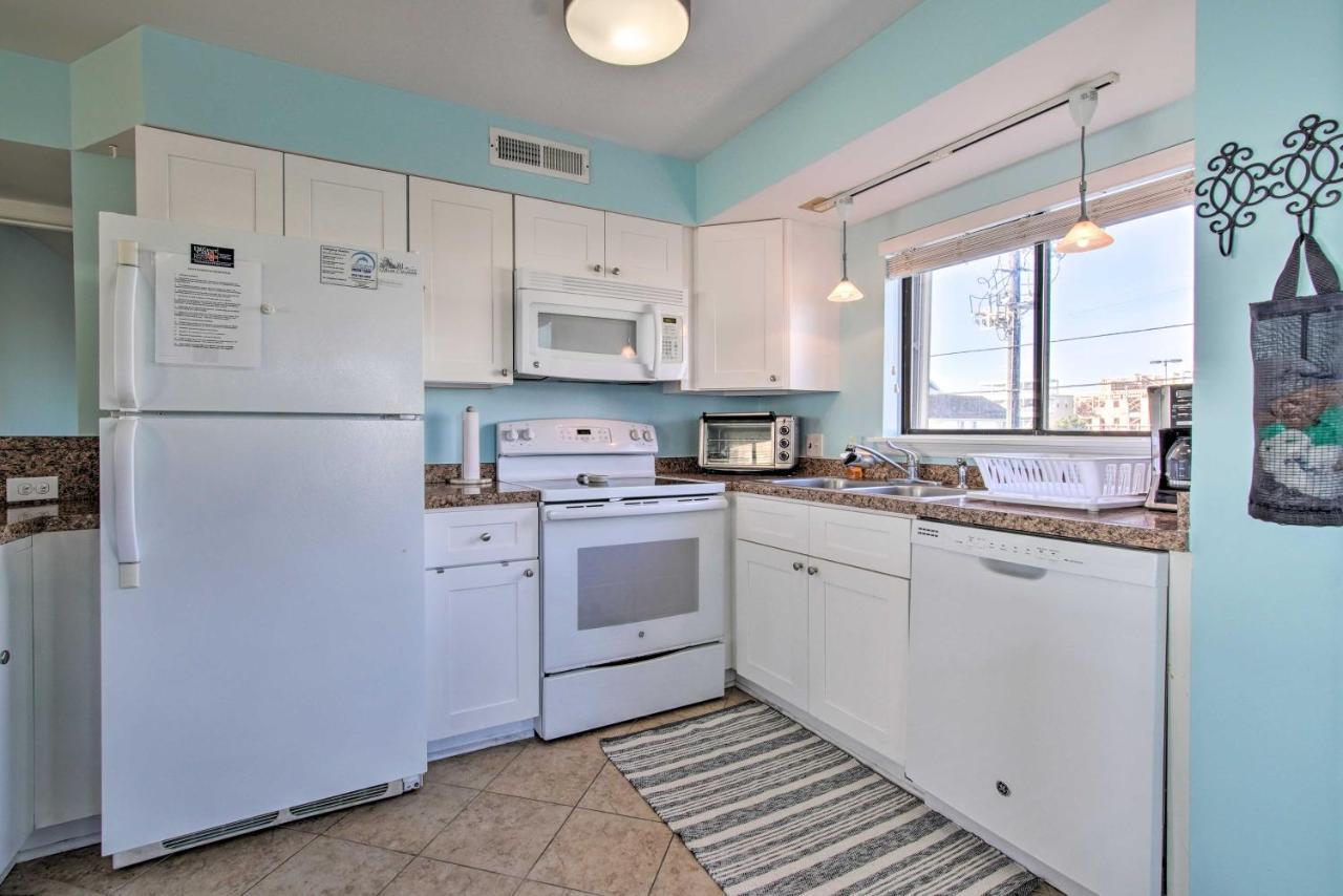 Ocean-View Condo With Deck, Steps To Carolina Beach! エクステリア 写真